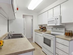 11112 NE 68th Street 327, Kirkland WA 98033