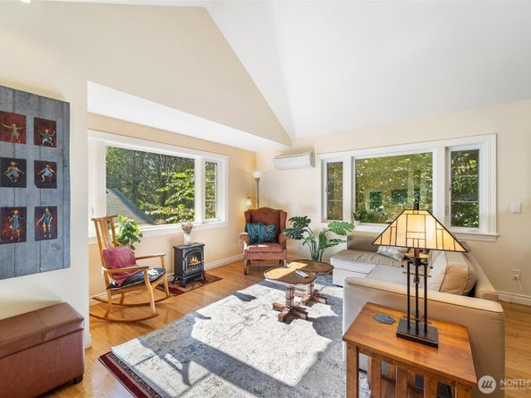 18464 47th Place NE, Lake Forest Park WA 98155