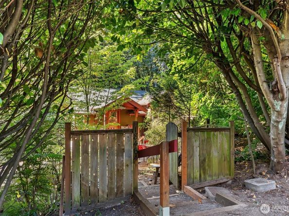 18464 47th Place NE, Lake Forest Park WA 98155