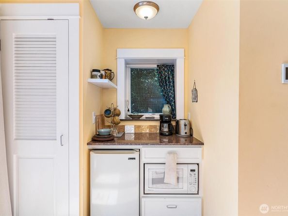 18464 47th Place NE, Lake Forest Park WA 98155
