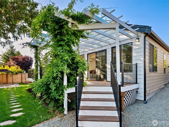 4902 241st Street SW, Lake Forest Park WA 98043