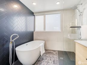 517 Howe Street B, Seattle WA 98109
