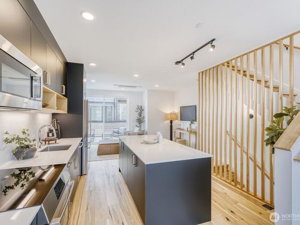517 Howe Street B, Seattle WA 98109