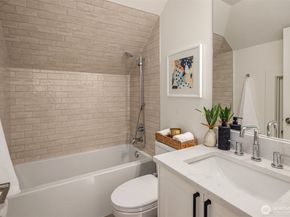 2139 N 62nd Street, Seattle WA 98103