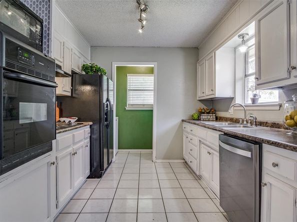 1628  Edge Hill Road , Benbrook Texas 76126