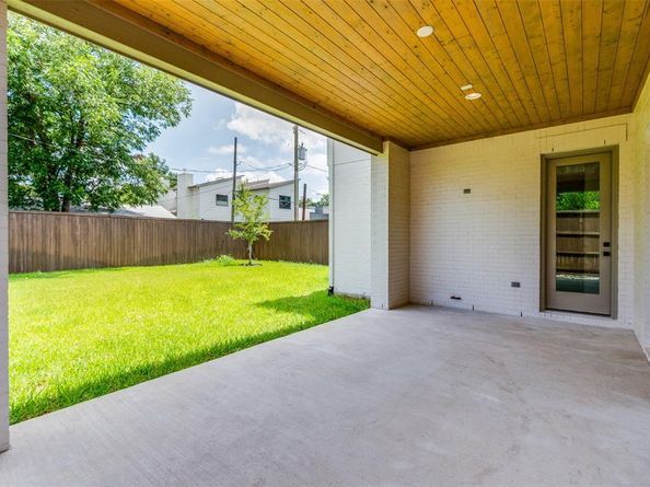 400  Cristler Avenue , Dallas Texas 75223