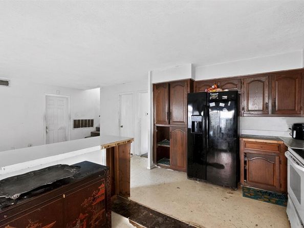 1801  Plantation Road , Garland Texas 75044