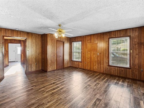 127 N Morocco Avenue , Dallas Texas 75211