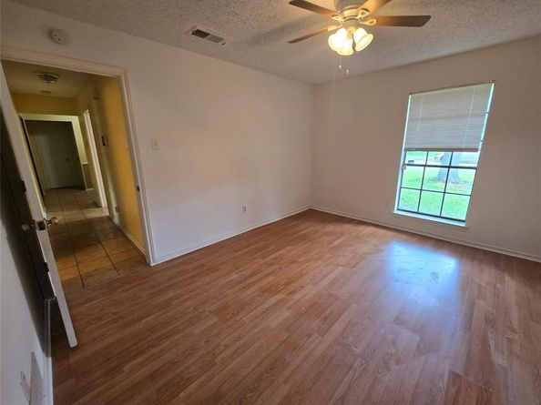 925  Shell Lane , Lancaster Texas 75146