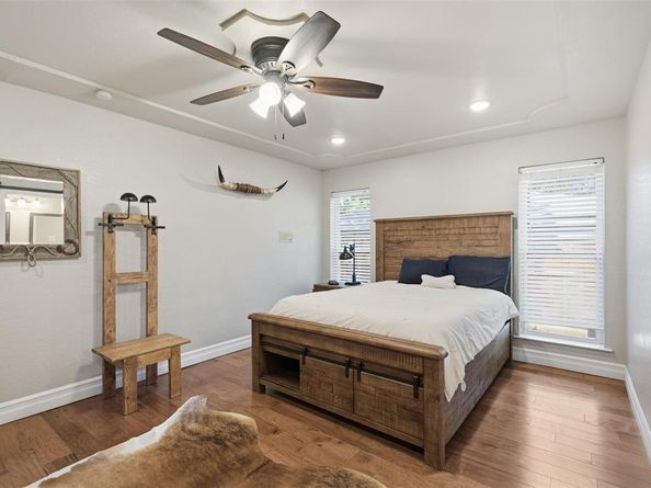 917 E Worth Street , Grapevine Texas 76051