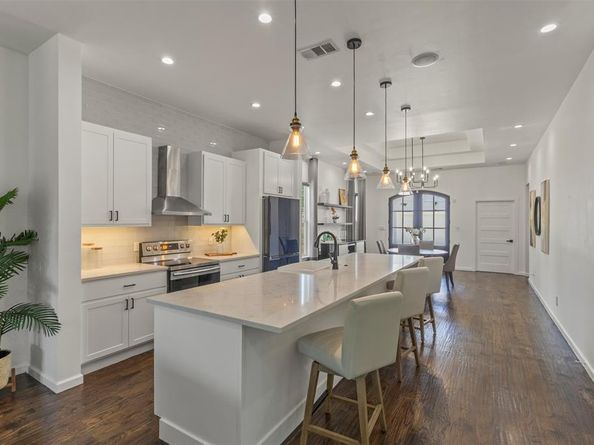 2534  Gladstone Drive , Dallas Texas 75211