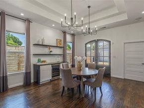 2534  Gladstone Drive , Dallas Texas 75211