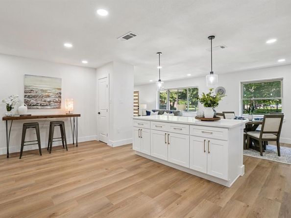 10129  Gateway Lane , Dallas Texas 75218