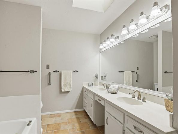 22  Doral Court , Pantego Texas 76013