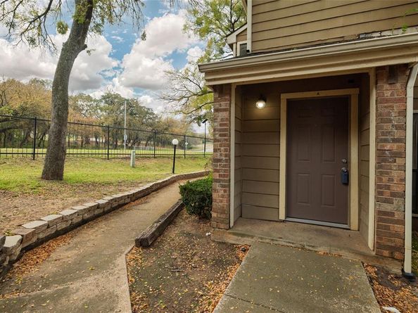 2104  Park Willow Lane  A, Arlington Texas 76011