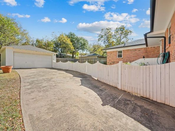 11706  Cimarec Street , Dallas Texas 75218