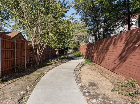 2623 N Garrett Avenue , Dallas Texas 75206