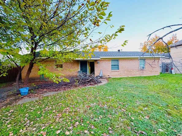 2126  Brookshire Street , Arlington Texas 76010