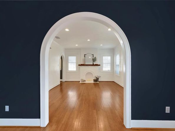930 N Clinton Avenue , Dallas Texas 75208