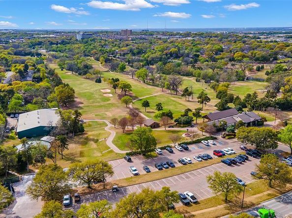 930 N Clinton Avenue , Dallas Texas 75208