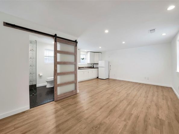 930 N Clinton Avenue , Dallas Texas 75208