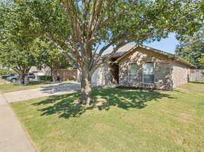616  Kriston Drive , Azle Texas 76020