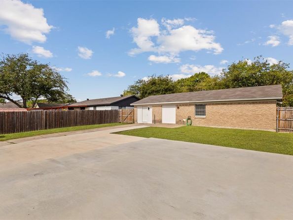 910  Waikiki Drive , Garland Texas 75043