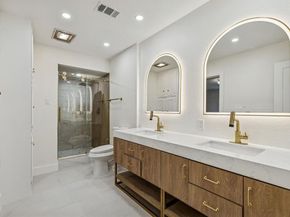 1704  Venetian Circle , Arlington Texas 76013