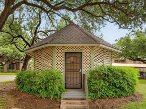 2505  Wedglea Drive  238, Dallas Texas 75211