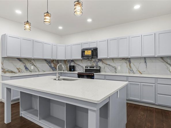 1207 E Russell Avenue , Carrollton Texas 75006