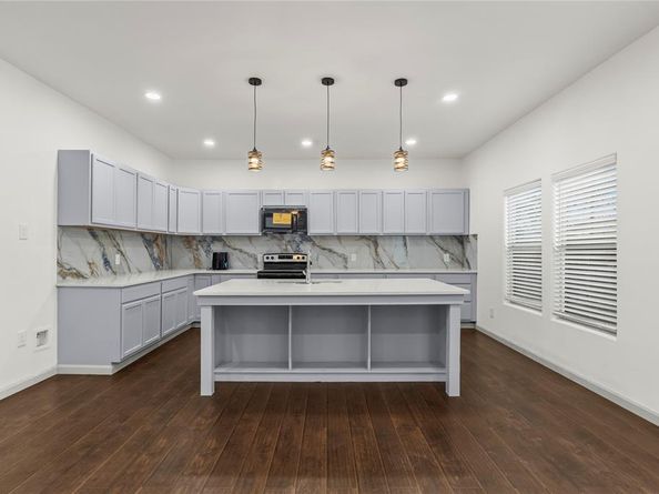 1207 E Russell Avenue , Carrollton Texas 75006