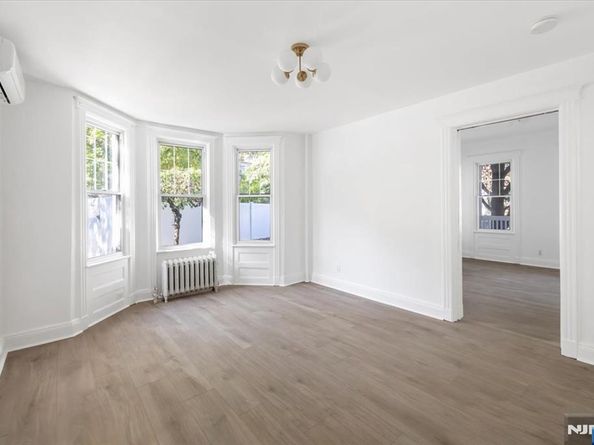 46 Garden Place, Edgewater NJ 07020