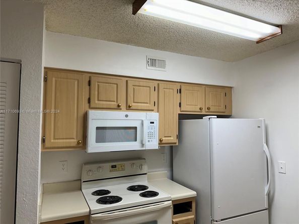 2810 N Oakland Forest Dr 108, Oakland Park FL 33309