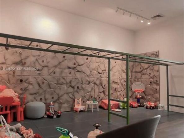 16385 Biscayne Blvd, North Miami Beach FL 33160