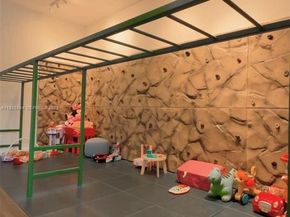 16385 Biscayne Blvd, North Miami Beach FL 33160