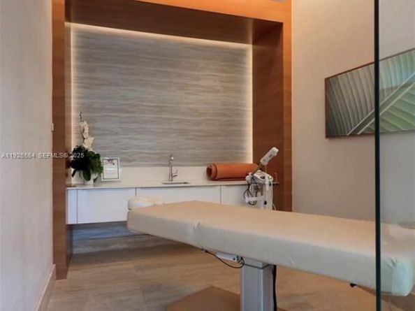 16385 Biscayne Blvd, North Miami Beach FL 33160