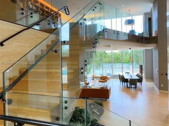 16385 Biscayne Blvd, North Miami Beach FL 33160