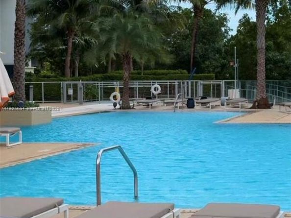 16385 Biscayne Blvd, North Miami Beach FL 33160