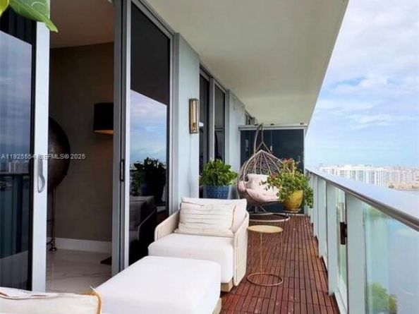 16385 Biscayne Blvd, North Miami Beach FL 33160