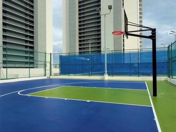 16385 Biscayne Blvd, North Miami Beach FL 33160