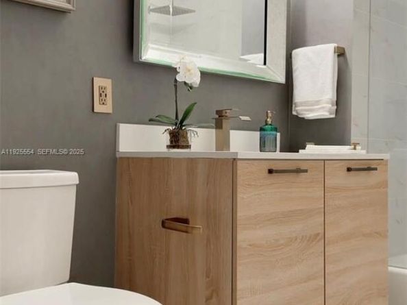 16385 Biscayne Blvd, North Miami Beach FL 33160