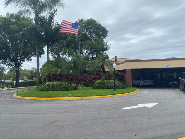 9781 Sunrise Lakes Blvd 202, Sunrise FL 33322