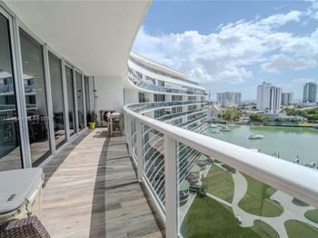 900 Bay Dr