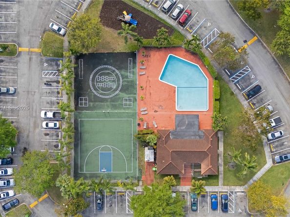 4713 N Pine Island Rd, Sunrise FL 33351