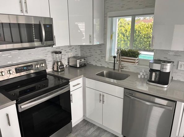 6900 SW 3rd St, Pembroke Pines FL 33023