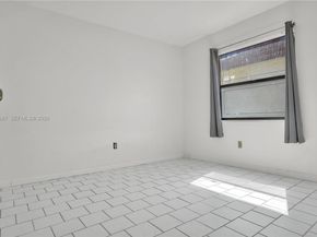 860 NE 207th Ter 8106, Miami FL 33179