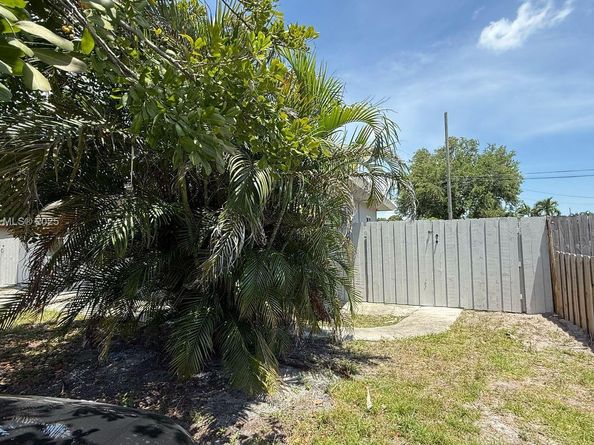 5621 Cleveland St, Hollywood FL 33021