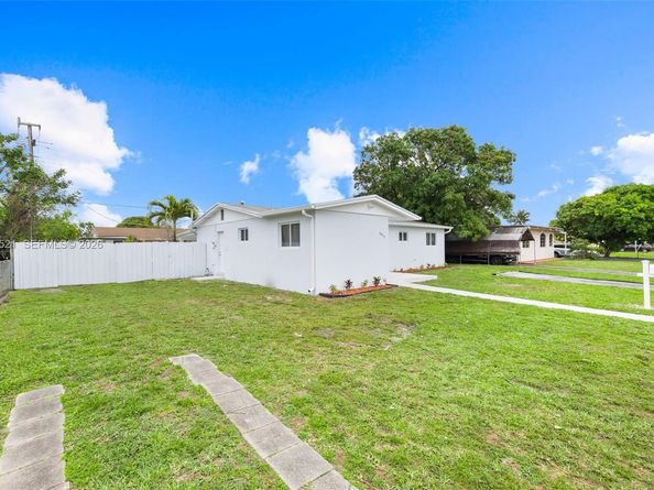 1011 NE 196th St, Miami FL 33179