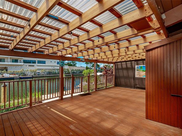 2621 S Parkview Dr, Hallandale Beach FL 33009