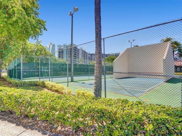 2621 S Parkview Dr, Hallandale Beach FL 33009